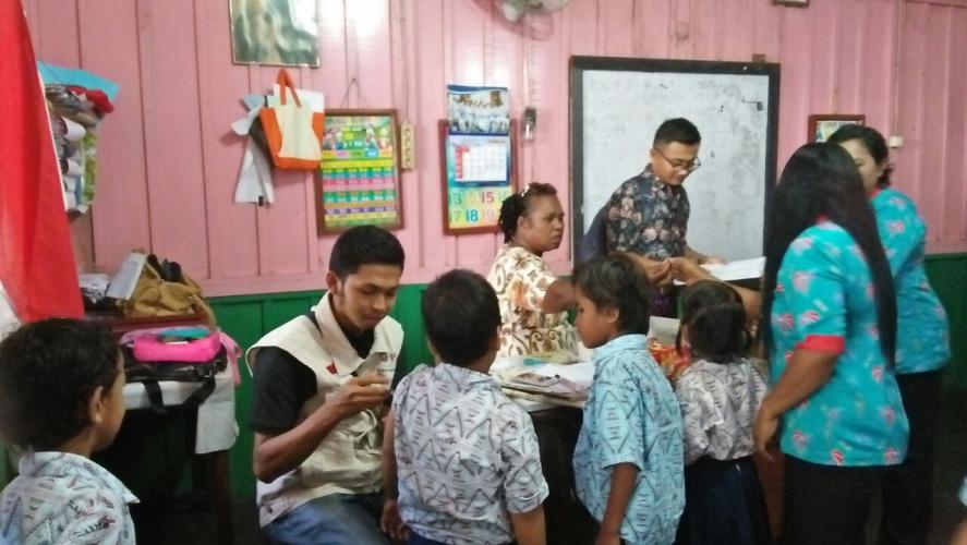 Tim Medis PPPA Daarul Qur'an Beri Vaksinasi di sekolah-sekolah Agats, Asmat